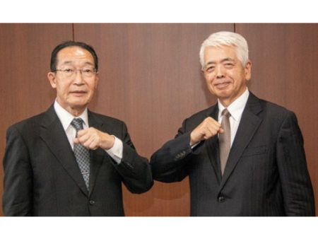 退任の笠井聰夫前会長（左）と新任の佐藤正夫新会長（右）