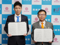 （右）中根康浩 岡崎市長（左）善都 都筑晶裕 代表取締役社長