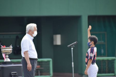 選手宣誓を受ける山本淳一代表取締役社長
