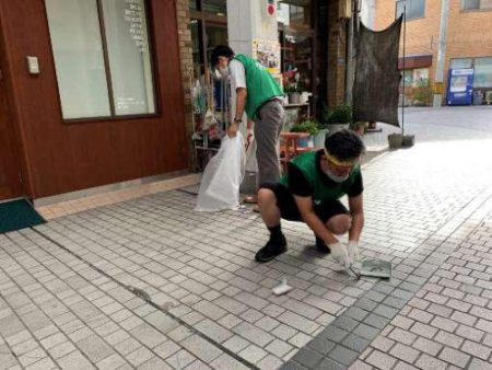 高知県 中村天神橋商店街の清掃活動（ダイナム高知中村店）