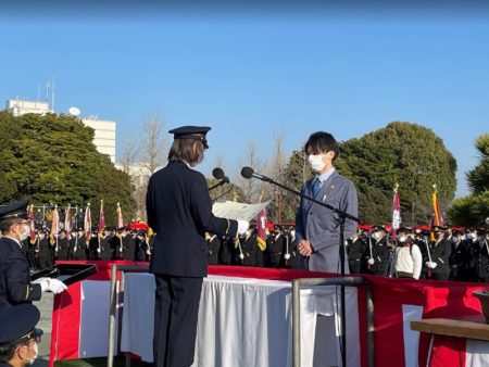 4人を代表して廣津亮太キャプテンが福岡県の大曲昭恵副知事から表彰状を受け取った。
