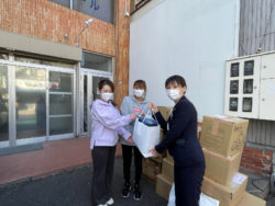 北部九州エリアの升谷澪弥カウンターマネージャーが子ども服を手渡した。