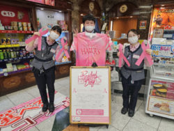 グループ各店のスタッフもピンクフルデーを盛り上げた。（北九州市「三ヶ森店店」）