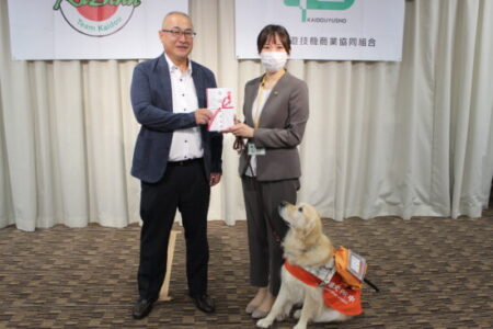 （公財）日本盲導犬協会の仙台訓練センター（スマイルワン仙台）の井上彩芽さん（右）に寄付金を贈呈する鈴木正浩支部長（左）_2