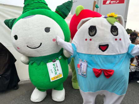 千葉県船橋市のキャラクター ふにゃっしー（右）とダイナムグループ公式キャラクターモリスケ（左）