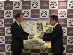 長谷川代表理事らが京都府社会福祉協議会を訪問し、目録を手渡した。