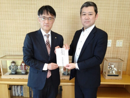 石川県東京事務所 中谷安孝 所長（左）、マルハン従業員自販機募金 林万喜 代表（右）