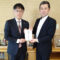 石川県東京事務所 中谷安孝 所長（左）、マルハン従業員自販機募金 林万喜 代表（右）