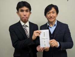 三重県遊技業協同組合_中日新聞社会事業団事務局長（右）、権田理事長（左）