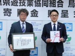 三重県遊技業協同組合鳥羽支部_山口支部長（左）、橋爪志摩市長（右）