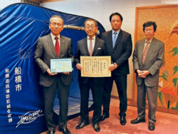 （左から）松戸船橋市長、織田船橋組合組合長、星山千葉県遊協理事長、松本事務員