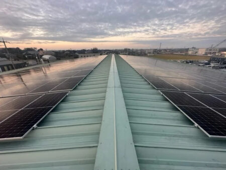 ダイナム茨城稲敷店の店舗屋根に設置された太陽光発電設備