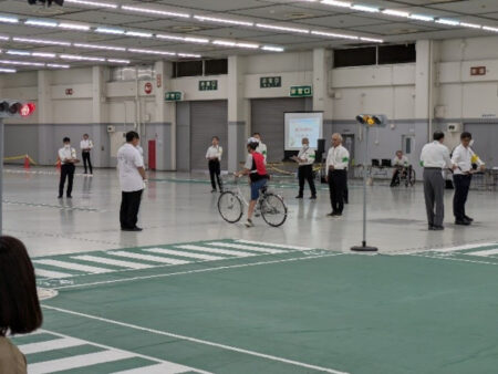 第59回交通安全子供自転車広島県大会 会場には模擬交差点や模擬信号機等が設置され、交通規則を守りながら安全走行技術を競った