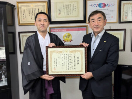 左から、三重県護国神社宮司 奥山陽介氏、三遊協 伊藤正彦専務理事