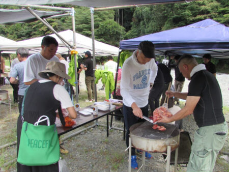 作業終了後は懇親会（バーベキューやビンゴ大会）で親睦を深めた