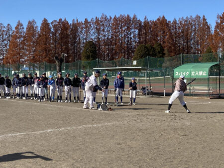 東京ヤクルトスワローズ野球教室 打撃指導する八重樫さん