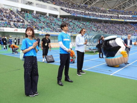 同社専務取締役の金氏、イメージガール脇あかりさん、元日本代表のラモスさんによるキックインセレモニー。