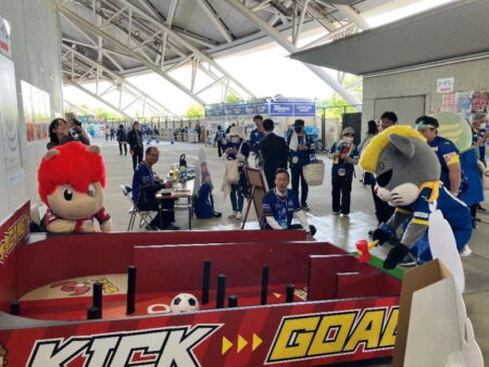 パチンコキックゲームをイベントブースで開催。子どもから大人まで、多くの来場者が楽しんだ