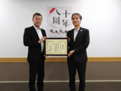中央共同募金会 川久保重之常務理事（右）、マルハン従業員募金運営会 林万喜代表（左）