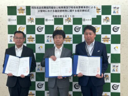遠藤警備部長（左）、沖理事長（中央）、海蔵危機管理部長（右）
