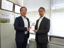 暴力追放広島県民会議 広島県暴力追放運動推進センター 林俊晴専務理事（右）、プローバホールディングス総務部 小西将人次長（左）