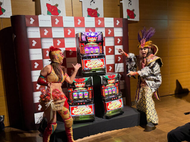 マスクド・ハナハナ選手(左)とガーゴイルのKIBA氏(右)